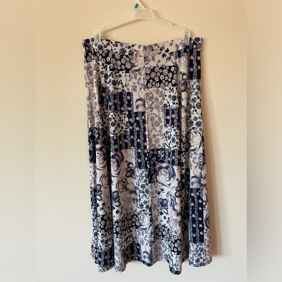 Women’s Skirt size xl floral prints design - Picture 3 of 5